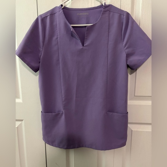 MANDALA WOME’S SCRUBS. 5 POCKET NOTCH NECK TOP. Like new. - Picture 1 of 3